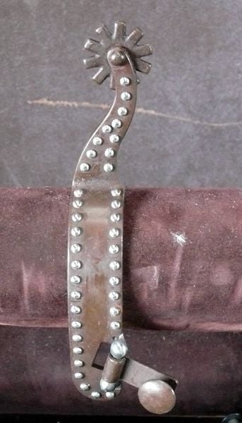 Spurs Antique With Dots 800 X600